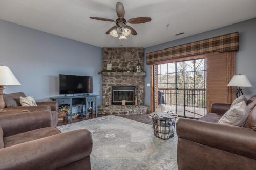 2BR Village At Indian Point 1803 near SDC Free Tickets Daily up to 500 in Branson, United States