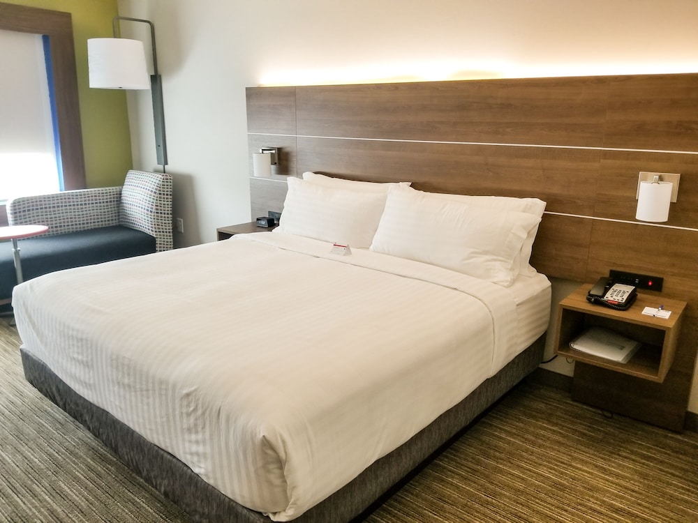 Holiday Inn Express & Suites Charlotte NE University Area by IHG - photo 14