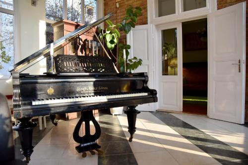 Villa Giulietta Budapest With Garden Free Parking — 4-Star Luxury Hotel in Budapest, Hungary