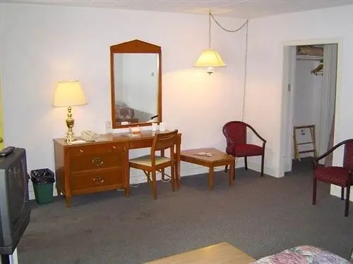 Travelers Motel — Bedford