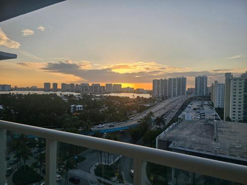 Beach Studio with City View — 4-Star Luxury Hotel in Sunny Isles Beach, United States