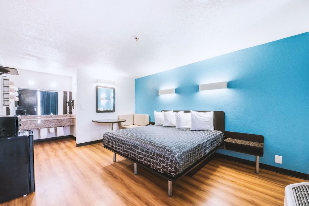 Blue Way Inn Fairmont - photo 2