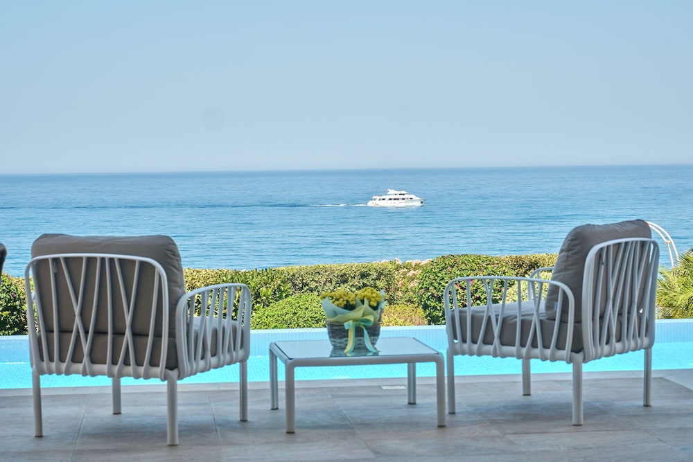 Olymp Luxury Villa C Seafront Elegance with Infinity Pool and Exclusive Lifestyle — 5-Star Luxury Hotel in Kissonerga, Cyprus