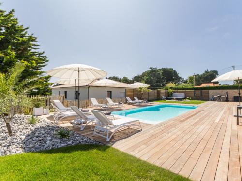 Gîtes avec piscine chauffée SPA proche plage et commerces jardin privatif et tout compris FR 1 306 1207 in Prefailles, France