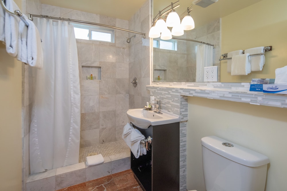 Vendange Carmel Inn & Suites - photo 25