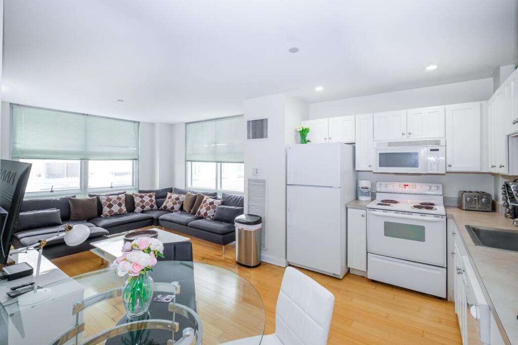 Luxury 2br 100 Walkscore Theatre District Evonify - photo 10