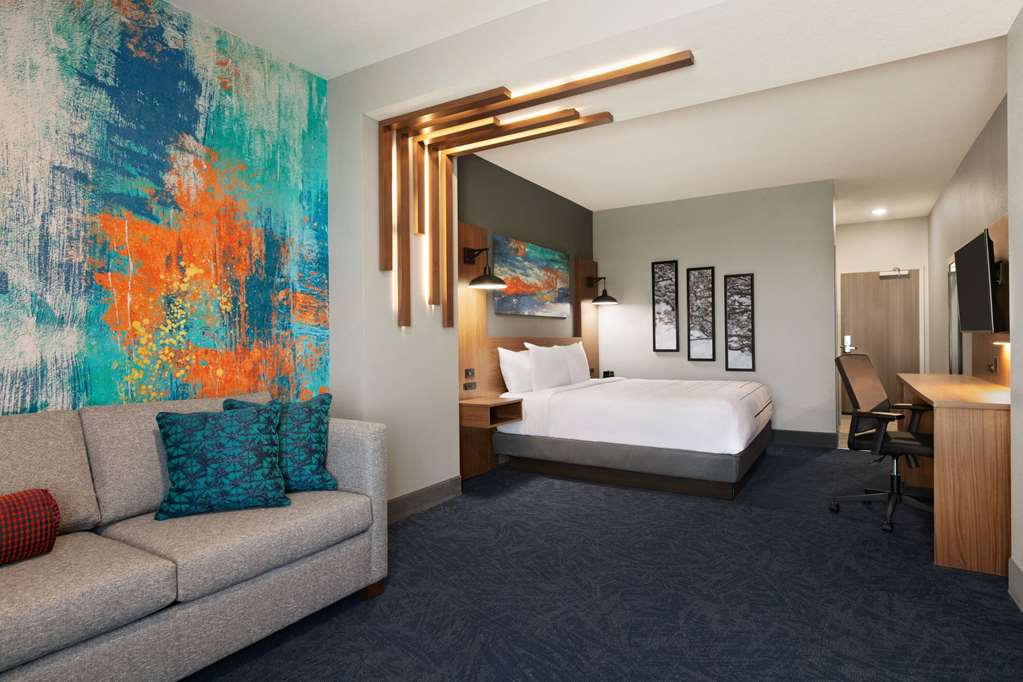 La Quinta Inn & Suites by Wyndham College Station North - photo 15