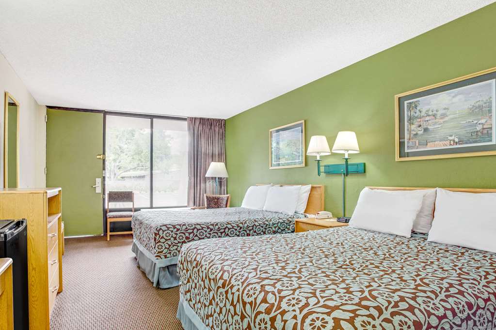 Days Inn by Wyndham Bradenton Near the Gulf - photo 9