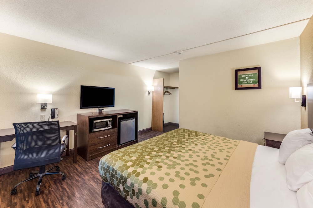 Econo Lodge Inn And Suites - photo 10