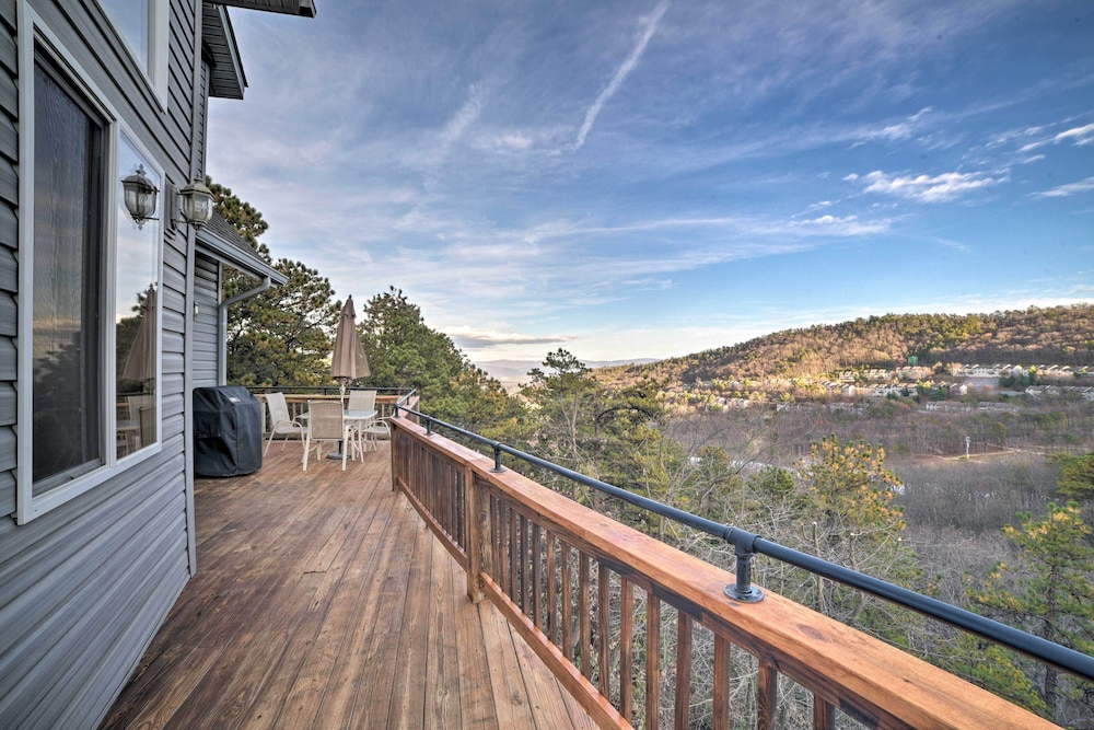 Family Friendly Massanutten Home with Slope Views — 4-Star Luxury Hotel in Harrisonburg, United States