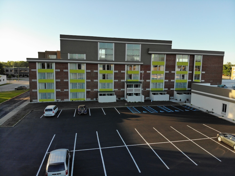 Baymont Inn & Suites Grand Rapids Near Downtown - photo 15