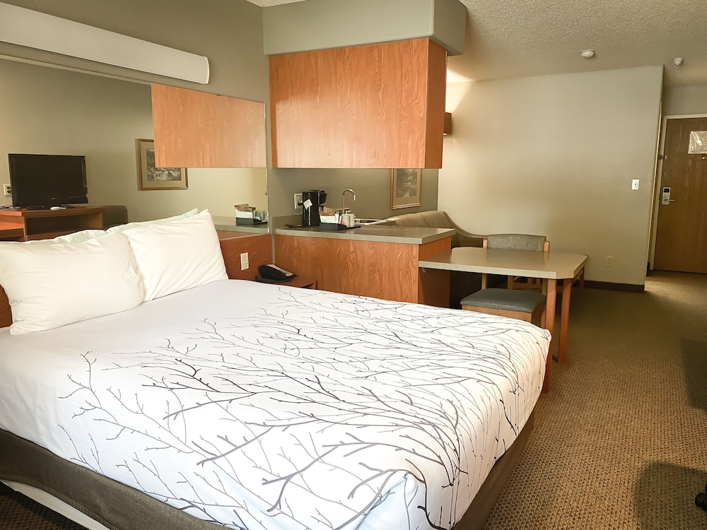Monument Inn & Suites - photo 11