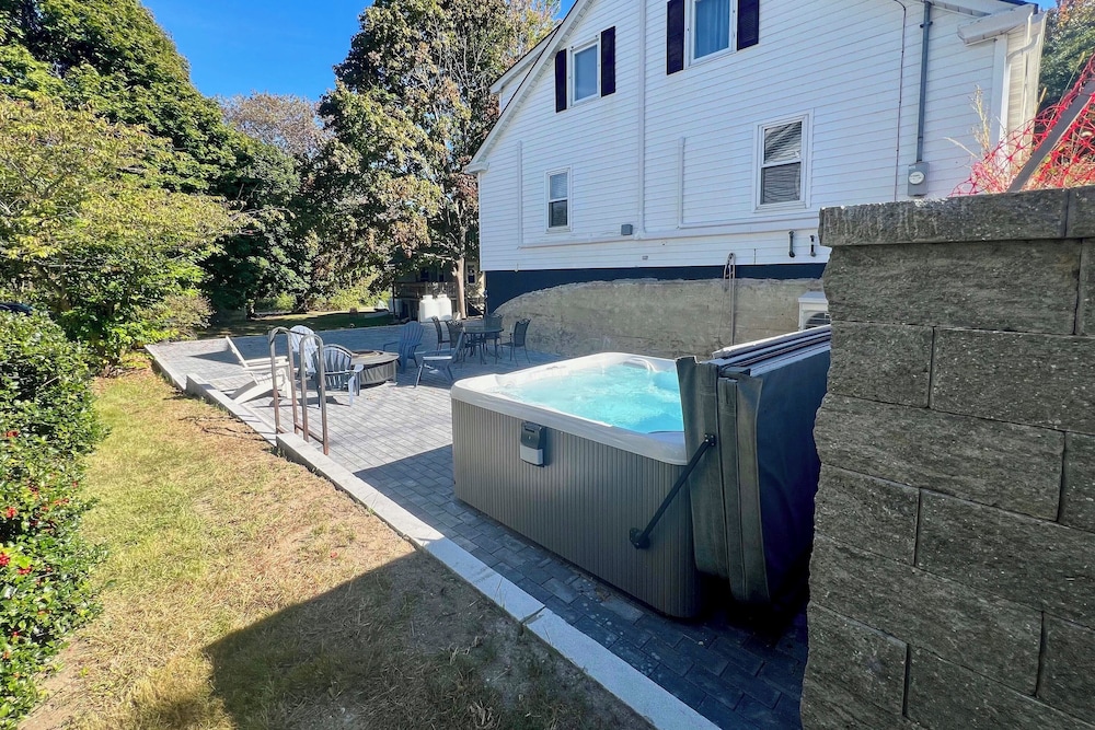 Walk to Beach Maine Home with Hot Tub and Deck — 4-Star Luxury Hotel in Old Orchard Beach, United States