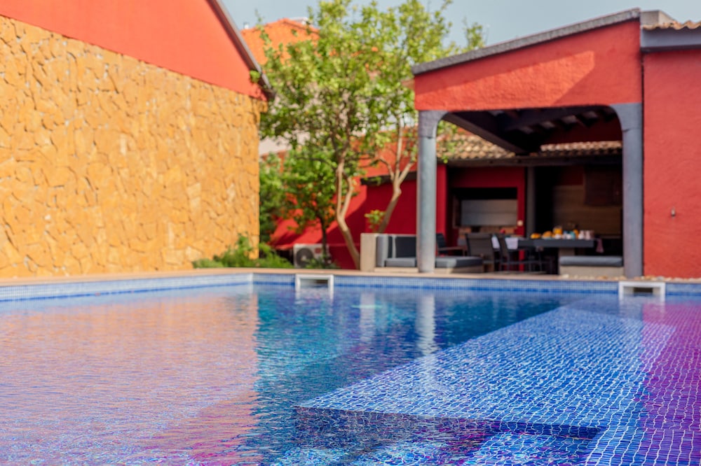 Aroeira Pool House by Lisbon Coast — 4-Star Luxury Hotel in Almada, Portugal