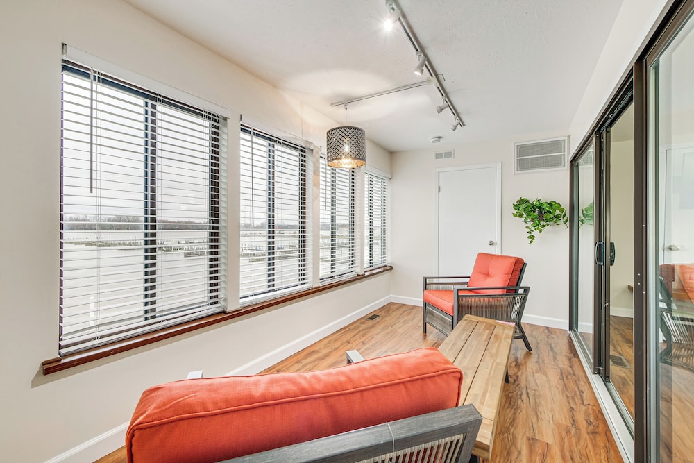Lakefront Port Clinton Condo w Boat Dock & Slip — 4-Star Luxury Hotel in Port Clinton, United States