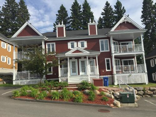 Condo Lac Archambault 305 — 4-Star Luxury Hotel in Mont-Tremblant, Canada