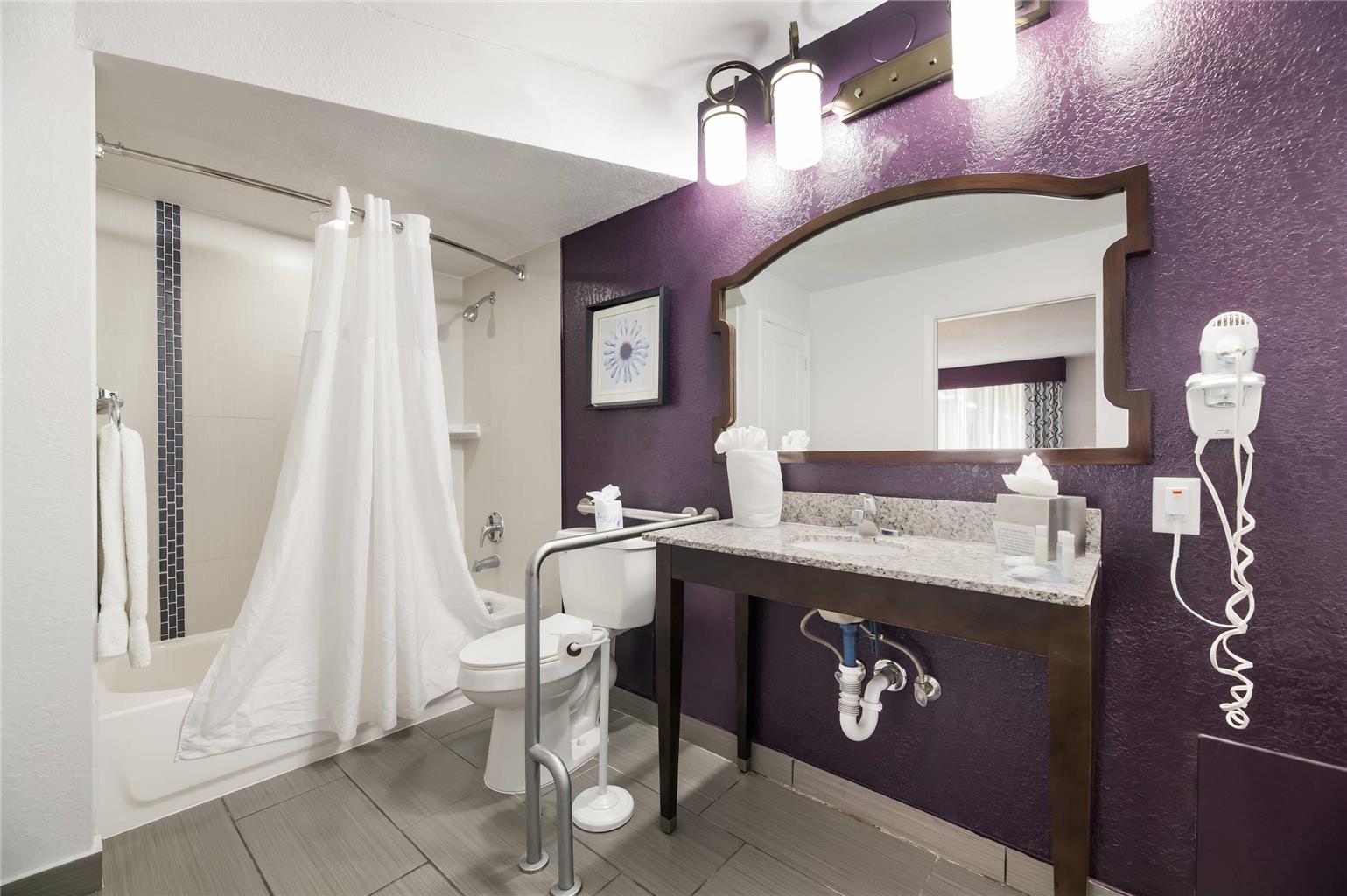 Clarion Inn & Suites Across From Universal Orlando Resort - photo 37