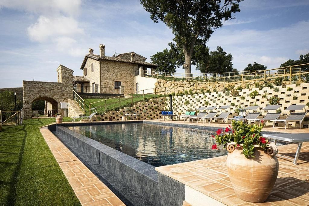 Casale Ermelinda — 4-Star Luxury Hotel in Castelraimondo, Italy