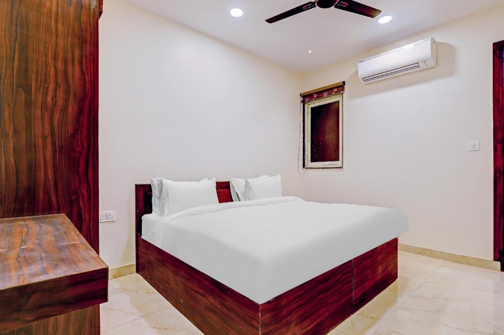 OYO 79270 Collection O Atul Kataria Chowk in Gurgaon, India