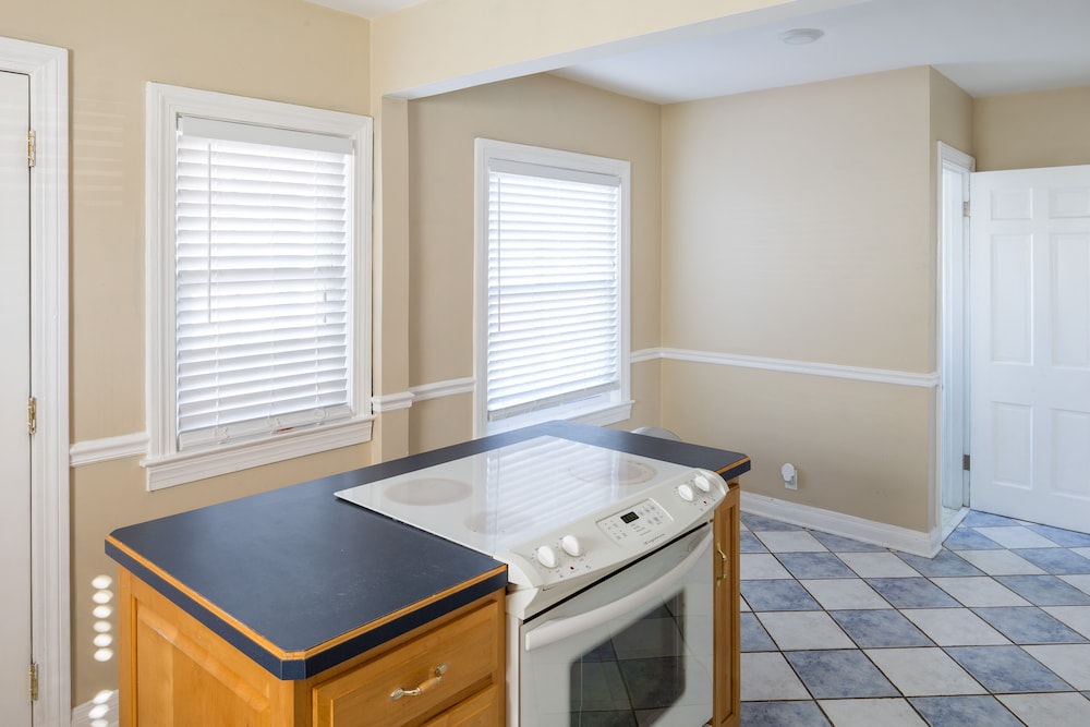 Spacious 6BR 2.5 Bath in Highlands - photo 12