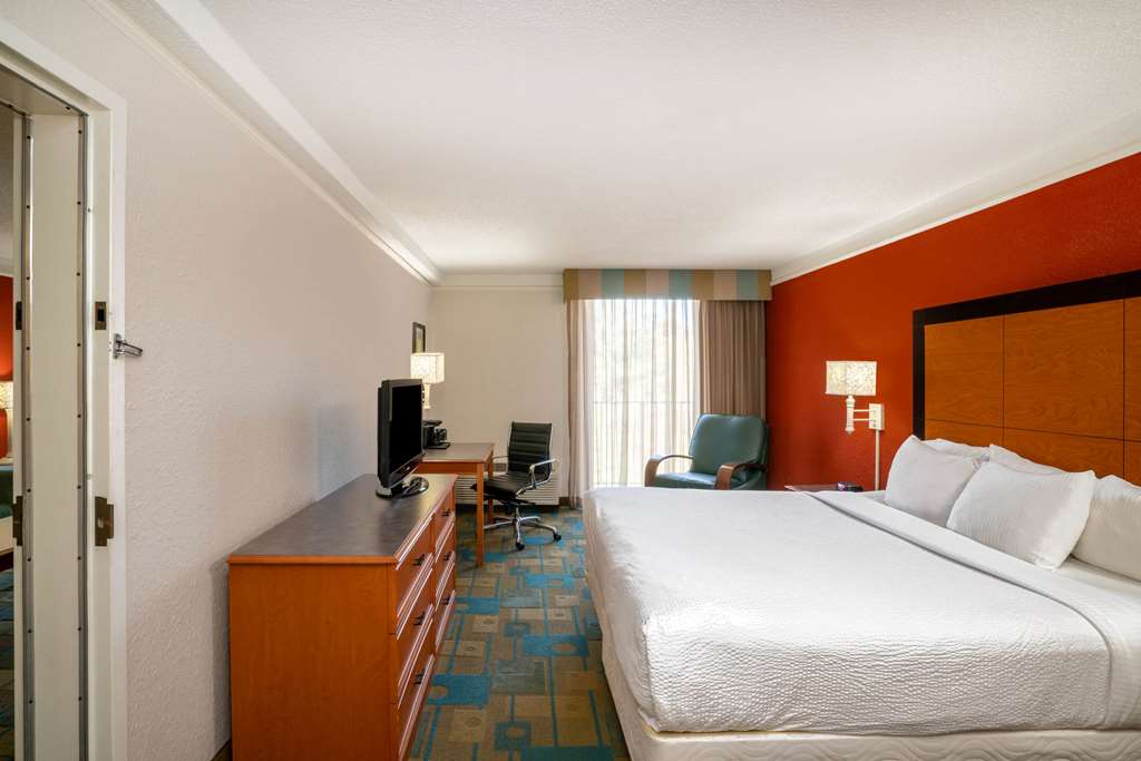 La Quinta Inn & Suites by Wyndham Nashville Airport Opryland - photo 49