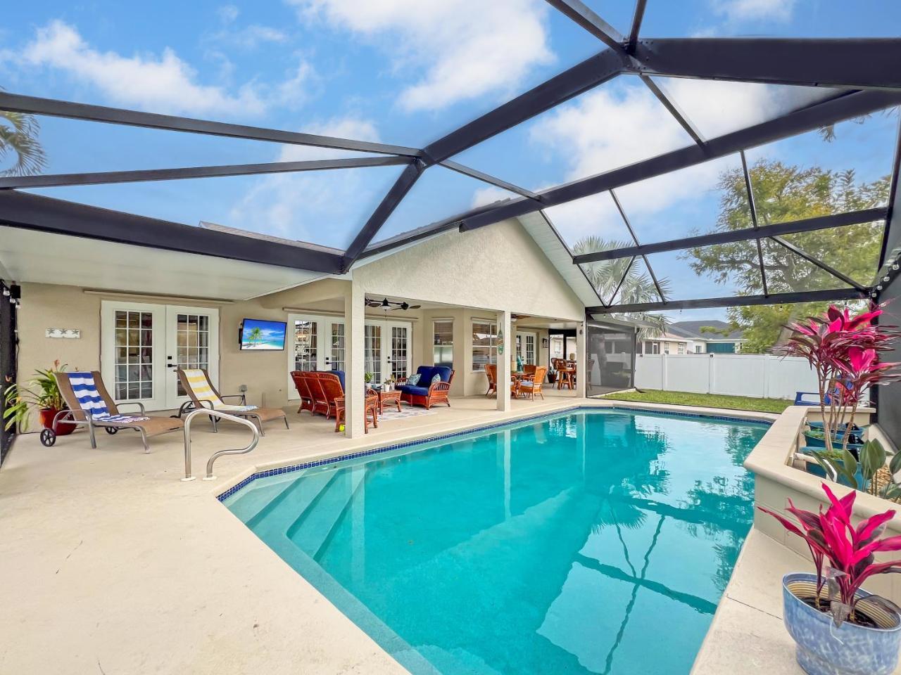 Ruby’s Retreat Southwest Facing Heated Pool Private Backyard