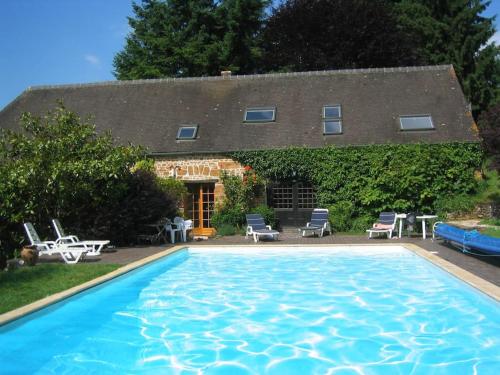 Les Roses Avec Piscine Tennis Et Lac Privatif — hotel in Vimoutiers