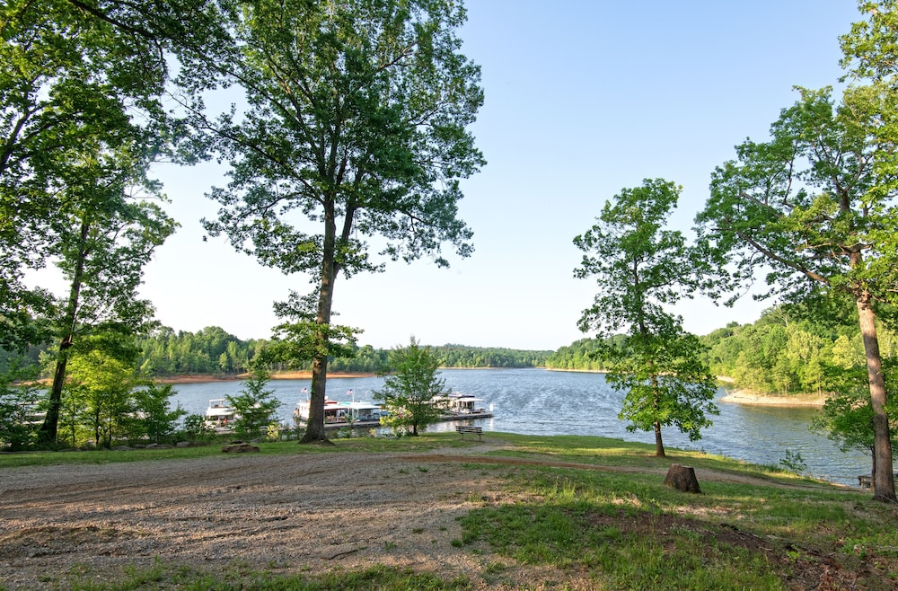 Rough River Dam State Resort Park - carbon neutral hotel in Stone Mountain