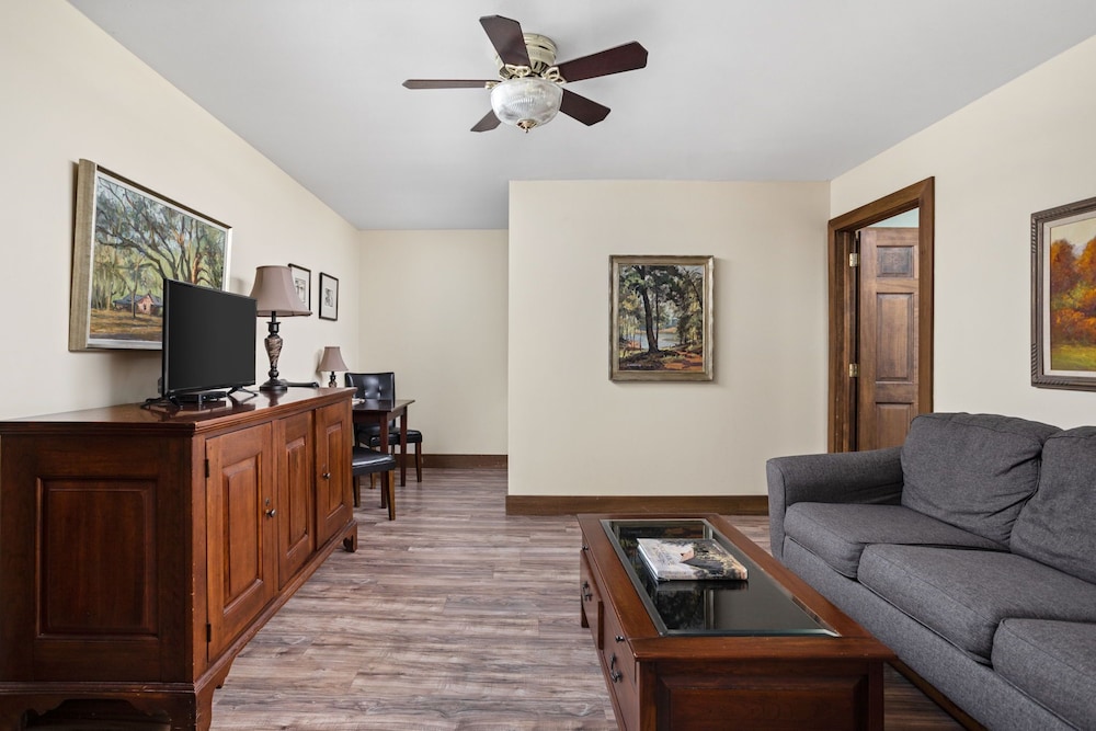 Artists Colony Inn & Restaurant - photo 28
