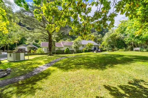 Pinehaven Cottage — 4-Star Luxury Hotel in Upper Hutt, New Zealand