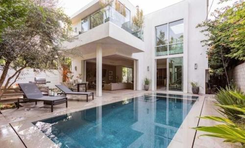 Stunning Home Pool & Hot Tub Fire Pit — 4-Star Luxury Hotel in Los Angeles, United States