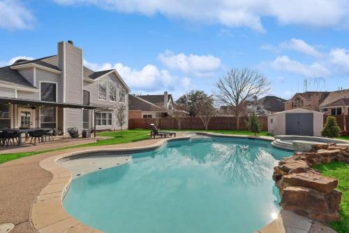 Stylish Spacious Convenient 6 BD 2 5 BA Pool — 4-Star Luxury Hotel in Haltom City, United States