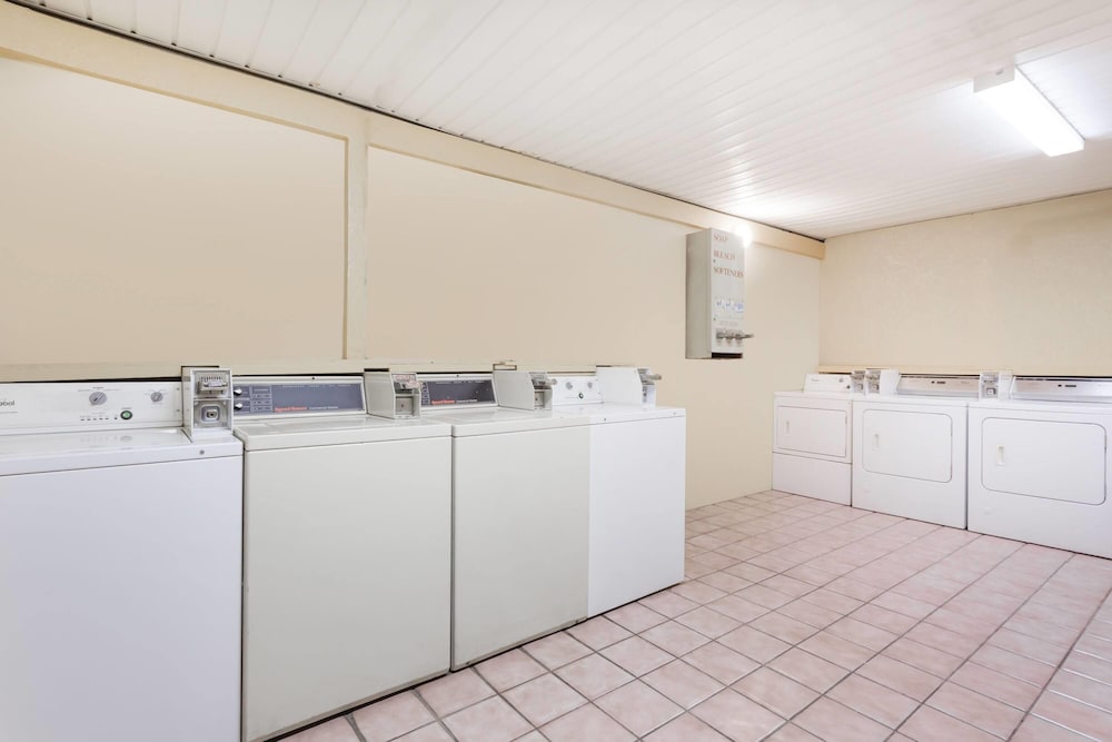 Days Inn by Wyndham Byron - photo 23