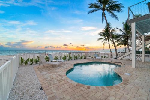 Just Renovated Beachfront Pool Home Panoramic Gulf Views — 4-Star Luxury Hotel in Bonita Springs, United States