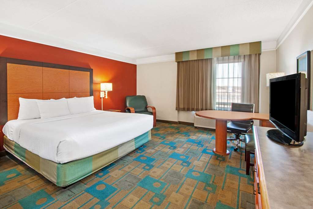 La Quinta Inn & Suites by Wyndham Albuquerque West - photo 11