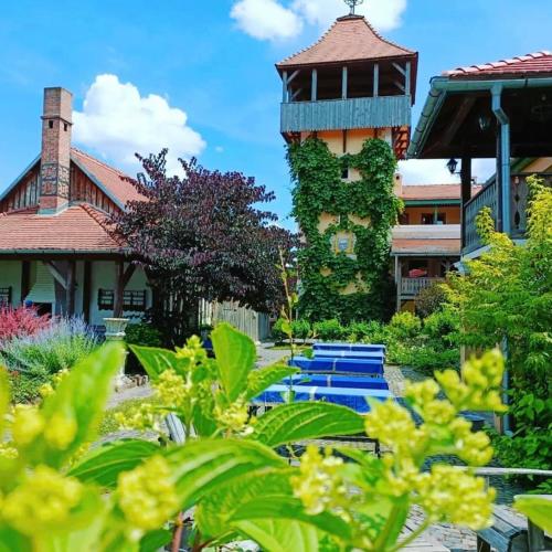 Flanderhof Manor - carbon neutral hotel in Daia