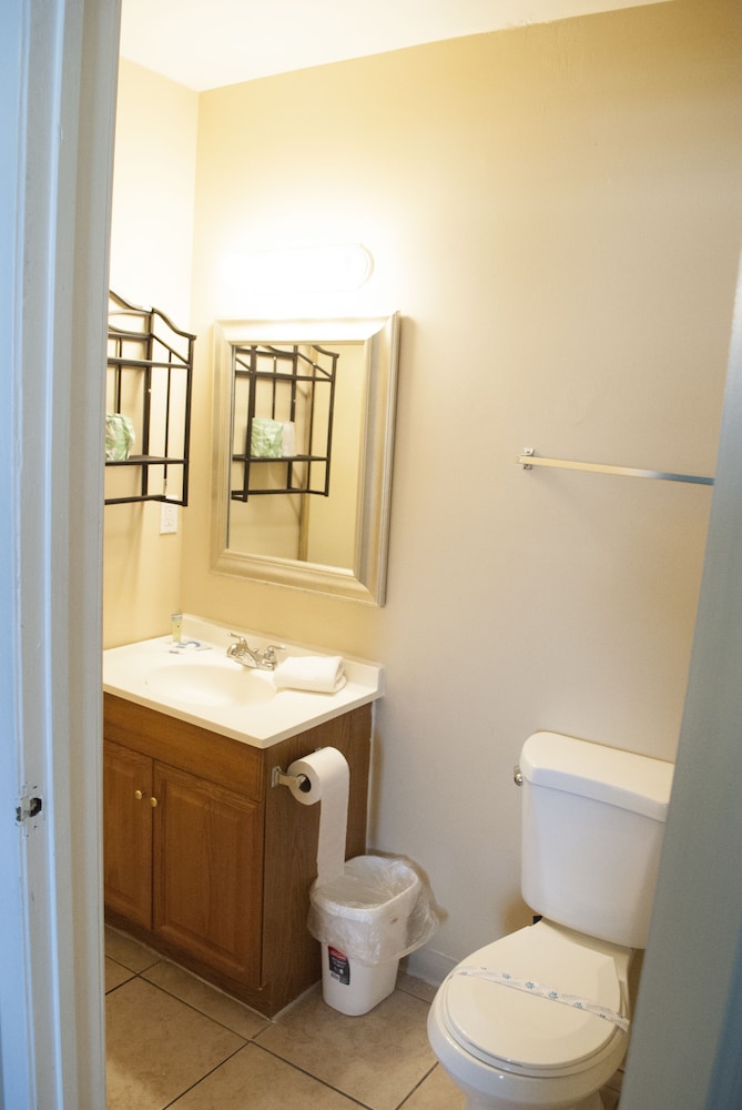 Boardwalk Hotel Charlee & Beach House Rentals - photo 37