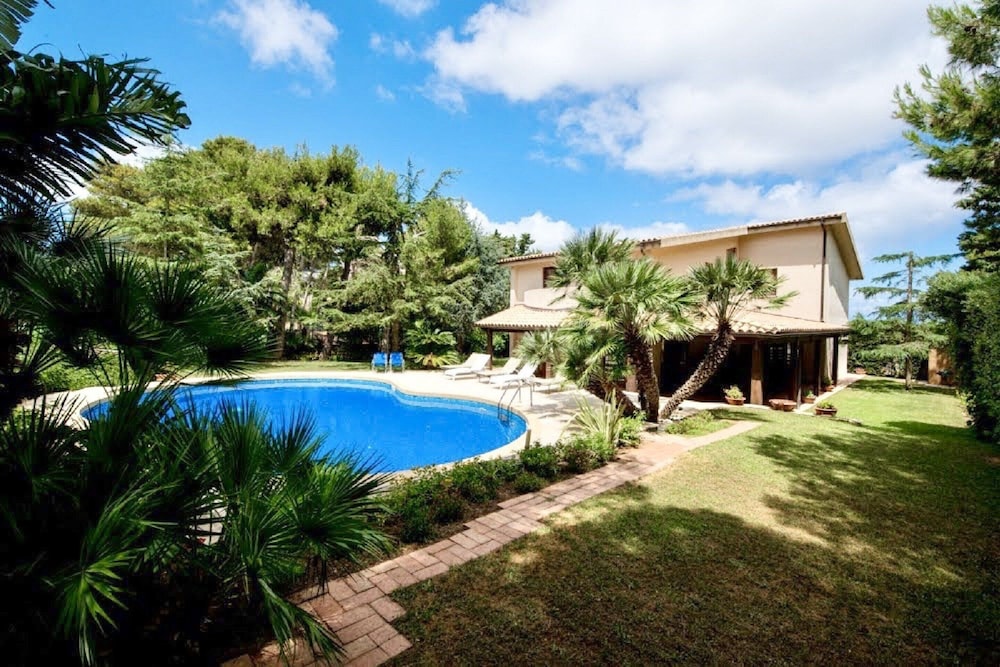 Villa in Valderice with Pool and Garden — 4-Star Luxury Hotel in Valderice, Italy