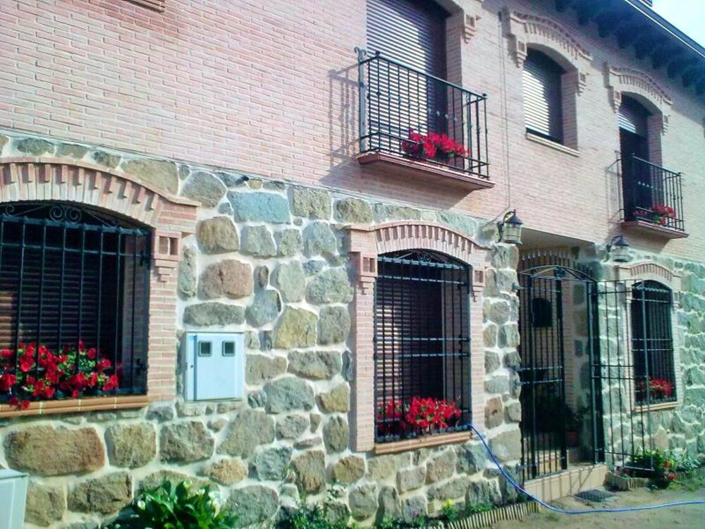 Spacious house in Cenicientos with mountain view — 4-Star Luxury Hotel in Cenicientos, Spain