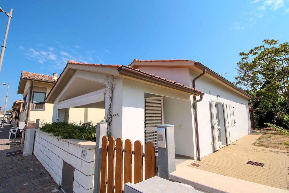 Villino Azzurro al Mare in Grosseto, Italy
