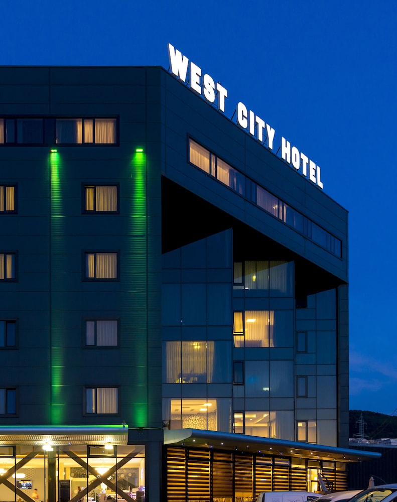 West City Hotel in Floresti, Romania