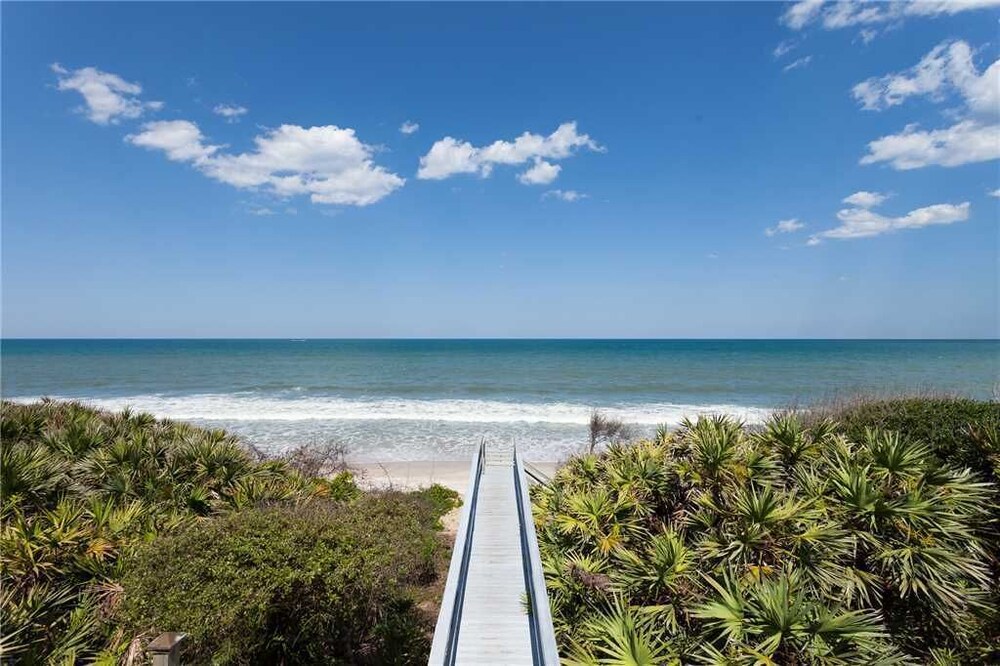 Coastal Charm 2 Bedrooms Ocean Front Sleeps 6 - photo 9