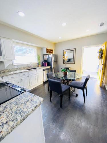 No Ho Yellow Door Bungalow — 4-Star Luxury Hotel in Tampa, United States