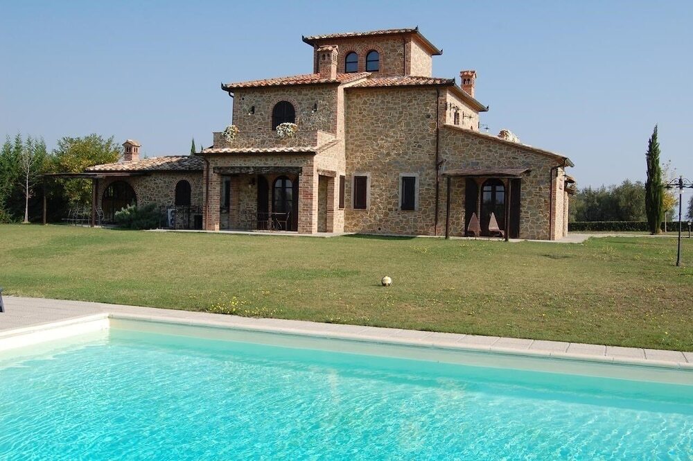 Holiday Home Near Lago di Chiusi With Pool — 4-Star Luxury Hotel in Castiglione Del Lago, Italy
