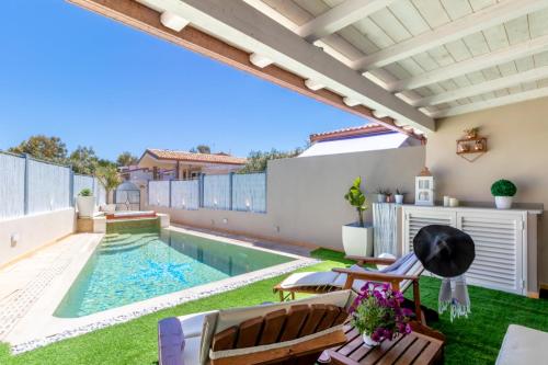 Sunset Bay Pool Villa Sardinia with Private Heated Pool Jacuzzi Counter Current Swimming — 4-Star Luxury Hotel in Valledoria, Italy