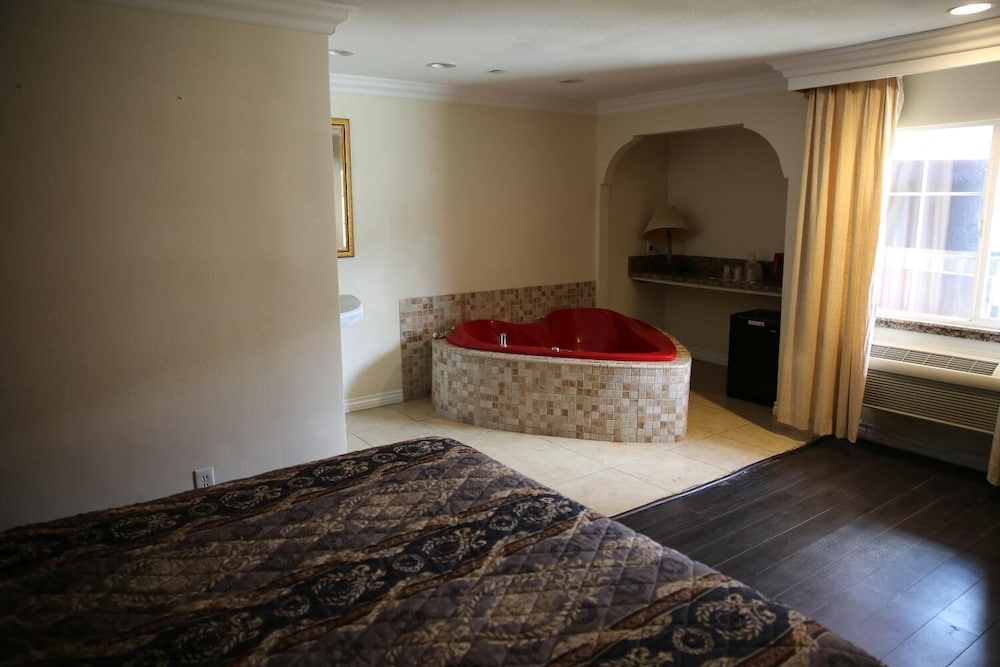 Chateau Inn and Suites - photo 9