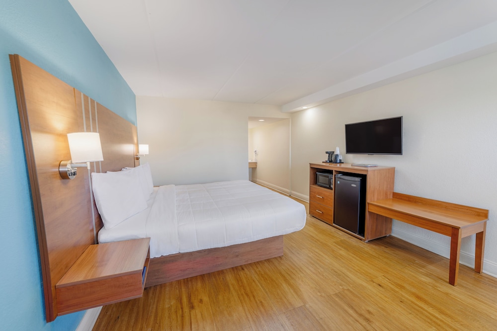 Dunes Inn & Suites - photo 13