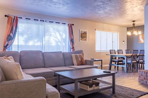 Tempe Ranch House with Fireplace Big Yard Near ASU — 4-Star Luxury Hotel in Tempe, United States