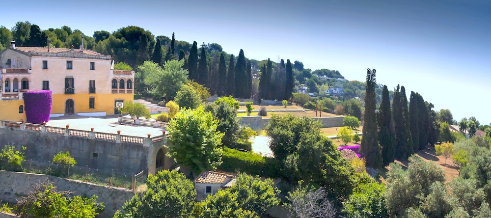 B&B Can Casadella — 4-Star Luxury Hotel in Premia De Mar, Spain