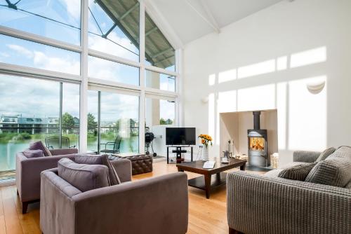 Lakeside property with spa access Thistledown HM25 in Stow On The Wold, United Kingdom